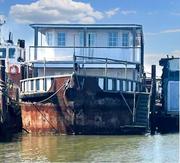 Massive Houseboat - Perch